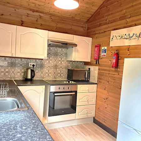 Goldcrest 1-Hot Tub-Woodland Lodges-Carmarthenshire-Tenby Екстериор снимка