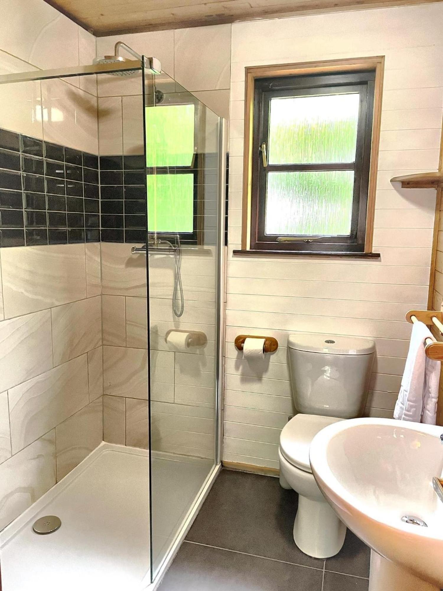 Goldcrest 1-Hot Tub-Woodland Lodges-Carmarthenshire-Tenby Екстериор снимка