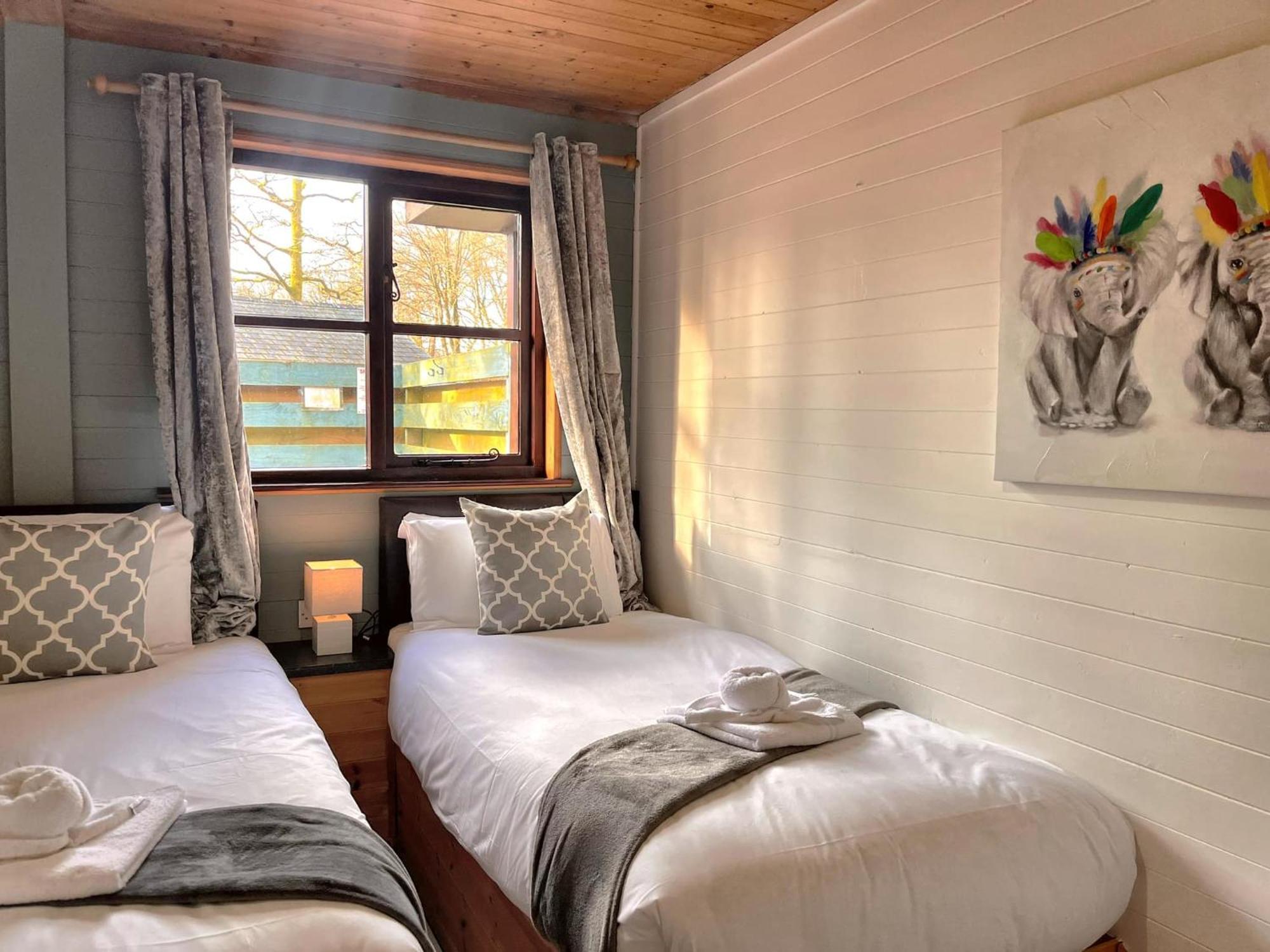 Goldcrest 1-Hot Tub-Woodland Lodges-Carmarthenshire-Tenby Екстериор снимка