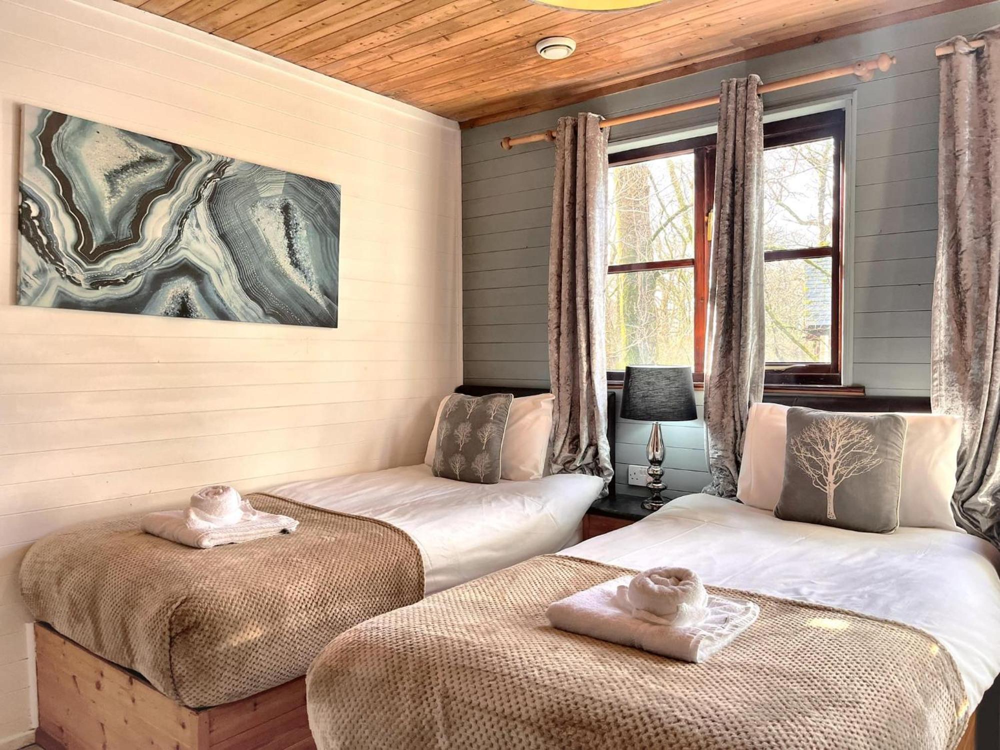 Goldcrest 1-Hot Tub-Woodland Lodges-Carmarthenshire-Tenby Екстериор снимка