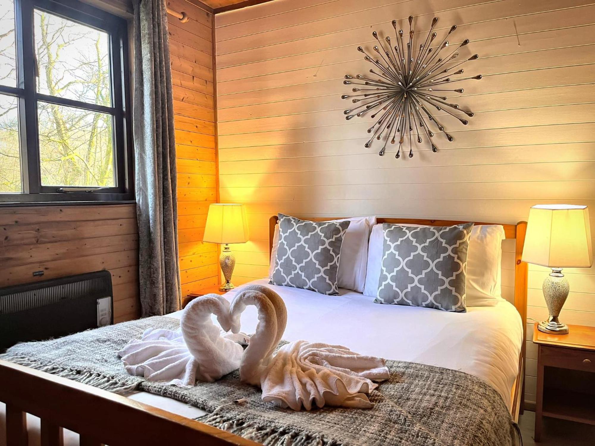 Goldcrest 1-Hot Tub-Woodland Lodges-Carmarthenshire-Tenby Екстериор снимка